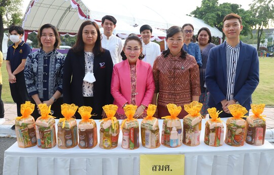 สมศ. ร่วมทำบุญตักบาตรส่งท้ายปีเก่า “สุขสันต์วันปีใหม่ 2566 กระทรวงศึกษาธิการ