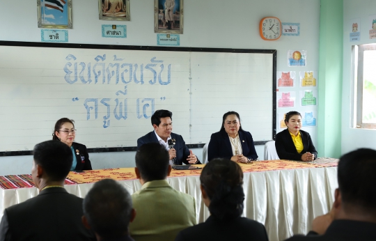 รมช.ศธ. ร่วมแถลงข่าวและนำสื่อมวลชนลงพื้นที่เยี่ยมชมตัวอย่างโรงเรียนที่สร้างมาตรฐานแบบก้าวกระโดด ด้วยการนำผลประเมินคุณภาพภายนอกไปใช้ จ.บุรีรัมย์ 14 พฤศจิกายน 2567
